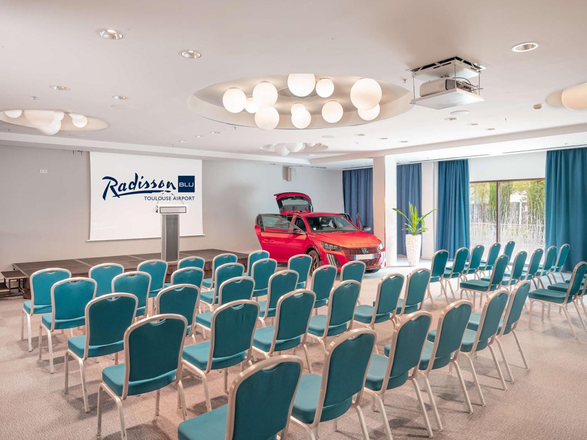 Hotel Radisson Blu Toulouse Airport 4*